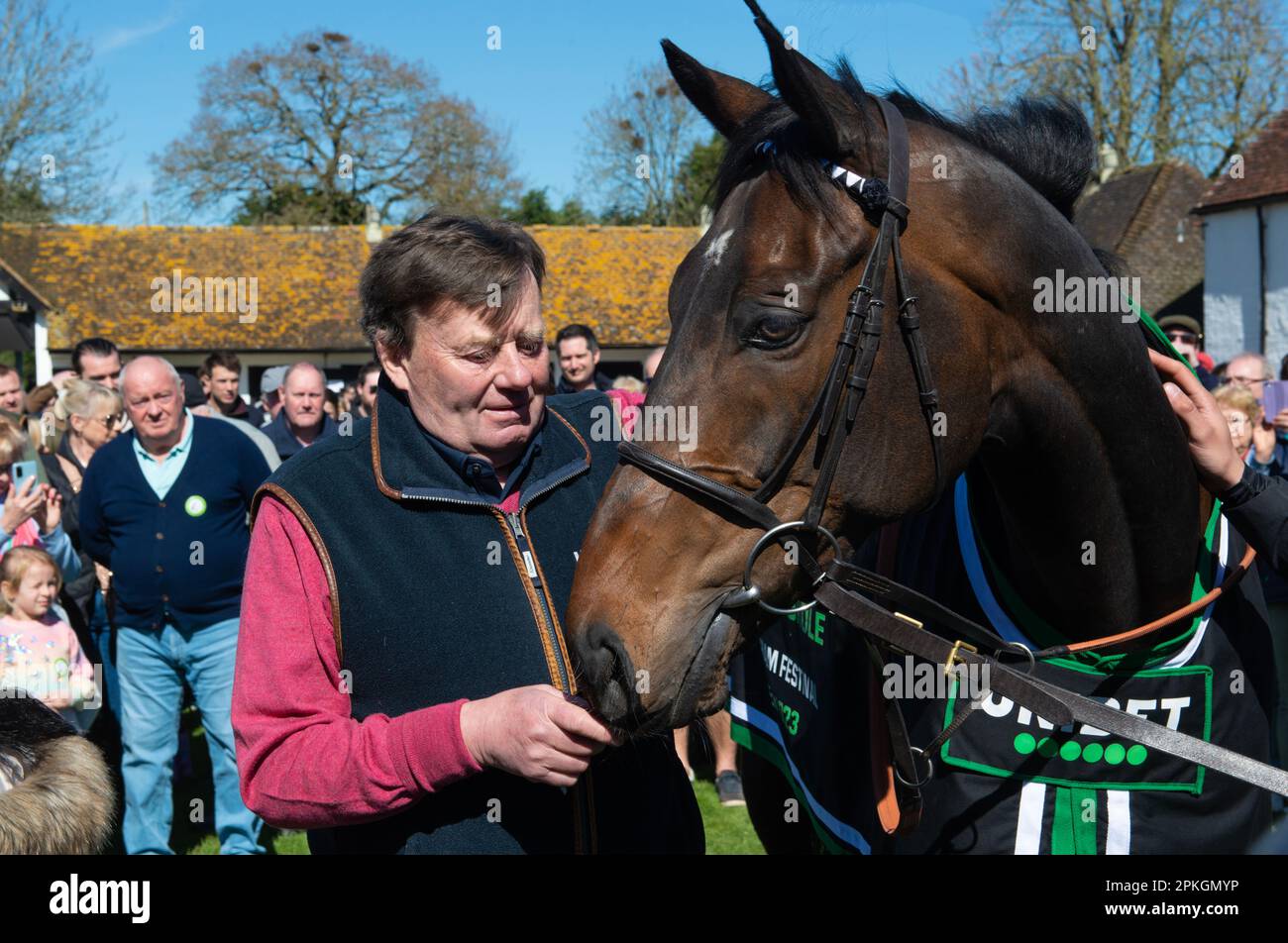 Il Peter o'Sullevan 2023 Lambourn Open Day, Lambourn, Berkshire UK - 7 Aprile 2023 - il leggendario allenatore di corse Nicky Henderson ha dato ai fan l'opportunità di vedere alcune delle stelle del suo cortile a Seven Barrows, tra cui il vincitore del Champion Hurdle 2023 al Cheltenham Festival 'Constitution Hill'. Notizie dal vivo di Gary Blake/Alamy Foto Stock