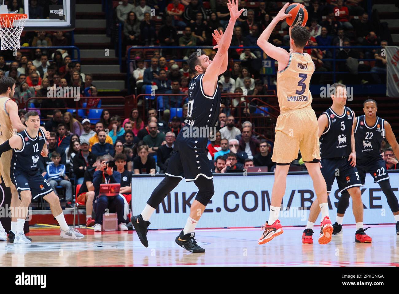 Milano, Italia. 07th Apr, 2023. Oriol Pauli (FC Barcellona) thwanted by Giampaolo Ricci (EA7 Emporio Armani Olimpia Milano) durante il EA7 Emporio Armani Milano vs FC Barcelona, Basketball Eurolega Championship a Milano, Italia, Aprile 07 2023 Credit: Independent Photo Agency/Alamy Live News Foto Stock