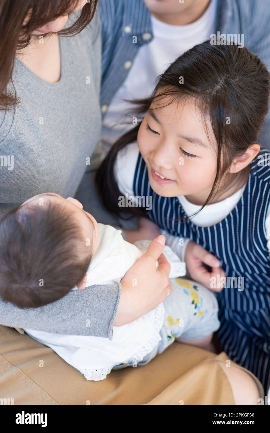 La famiglia guarda il bambino Foto Stock