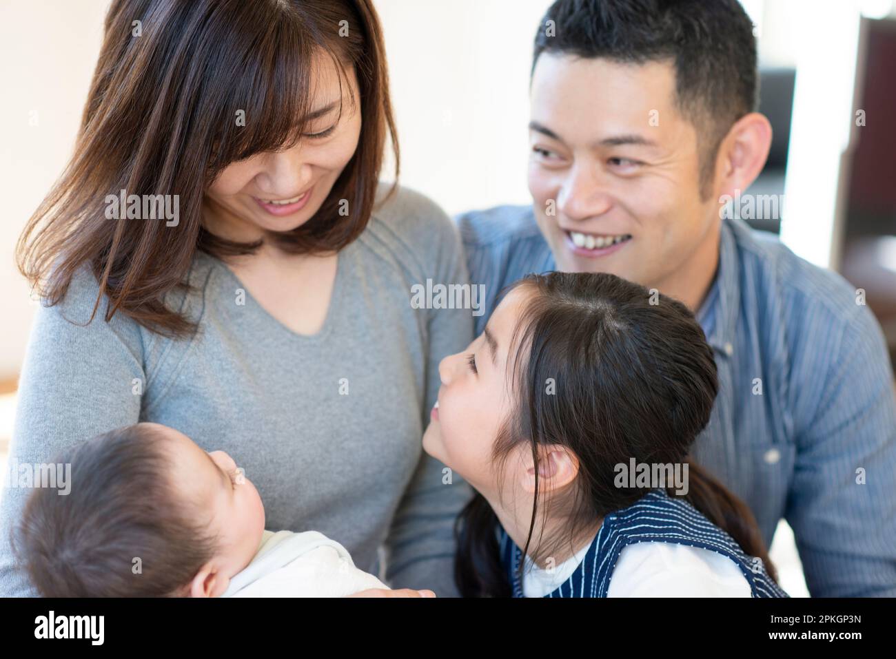 La famiglia chiacchiera intorno al bambino Foto Stock