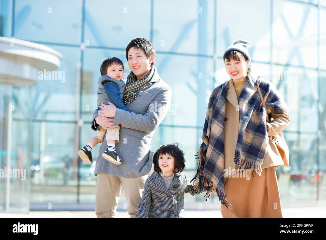 Passeggiata per tutta la famiglia di fronte al centro commerciale Foto Stock