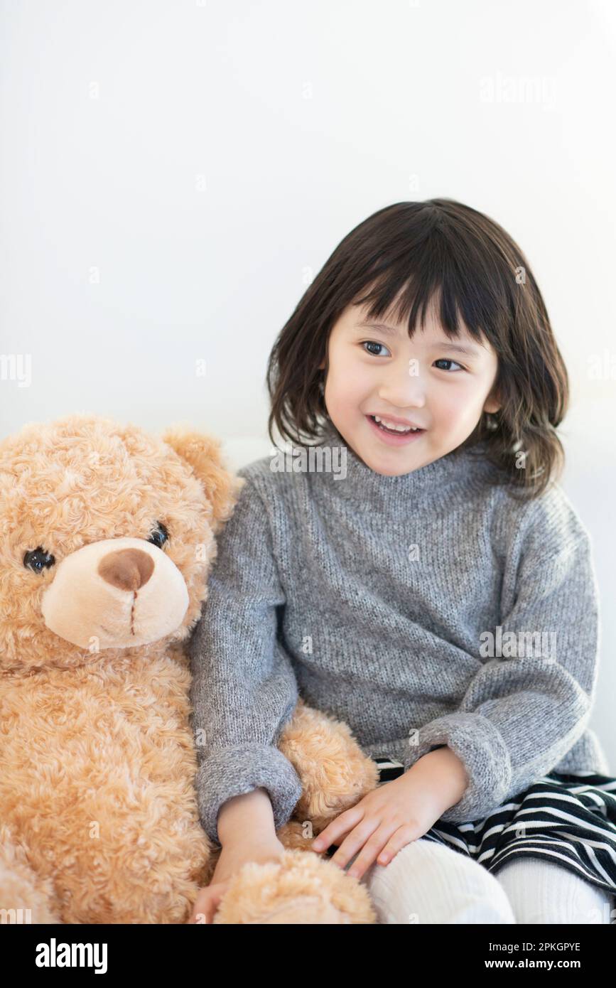 Ragazza con orso farcito Foto Stock