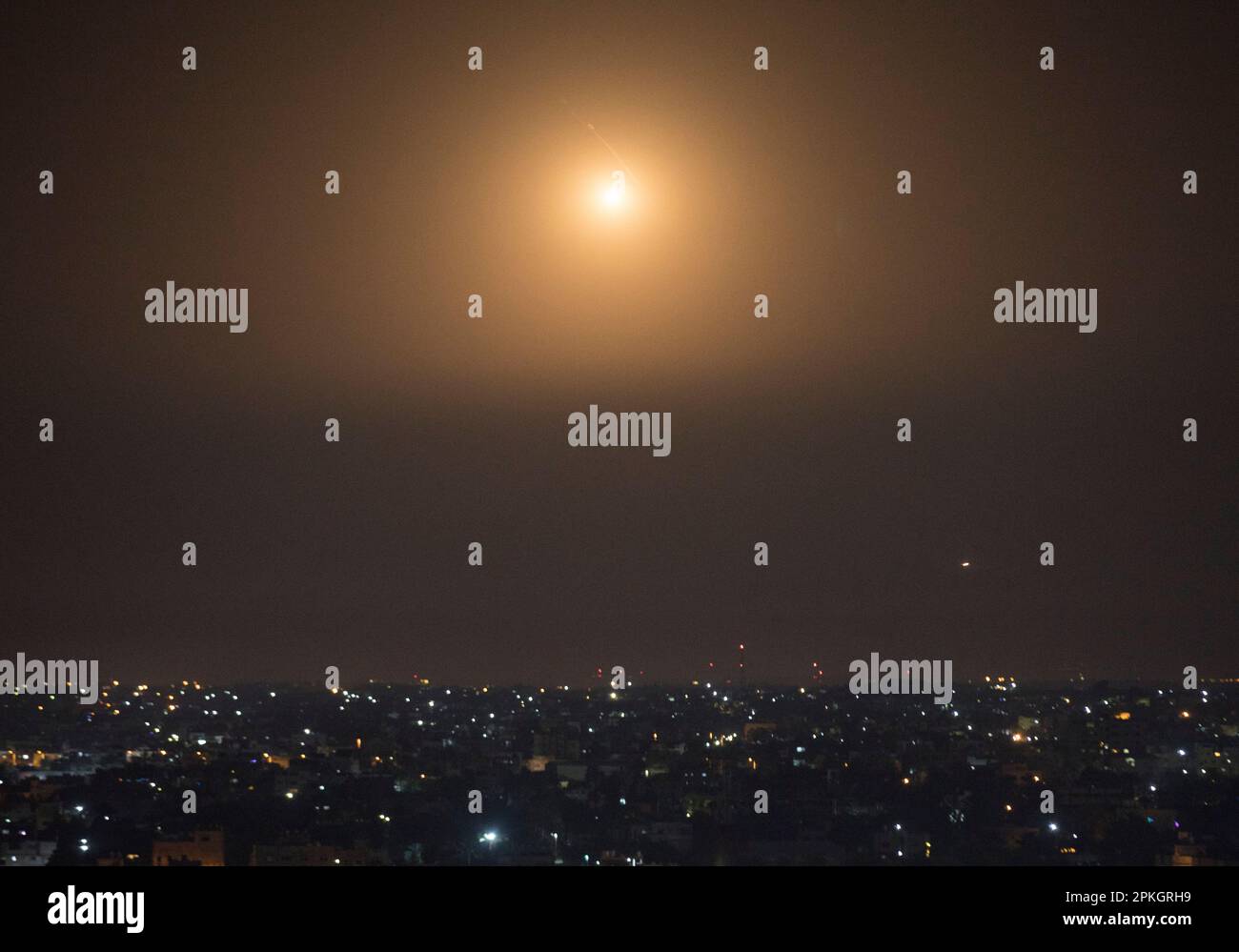 Gaza, Palestina. 07th Apr, 2023. Fiamme e fumo aumentano durante gli attacchi aerei israeliani a Khan Yunis, nella striscia di Gaza meridionale (Foto di Yousef Masoud/SOPA Images/Sipa USA) Credit: Sipa USA/Alamy Live News Foto Stock