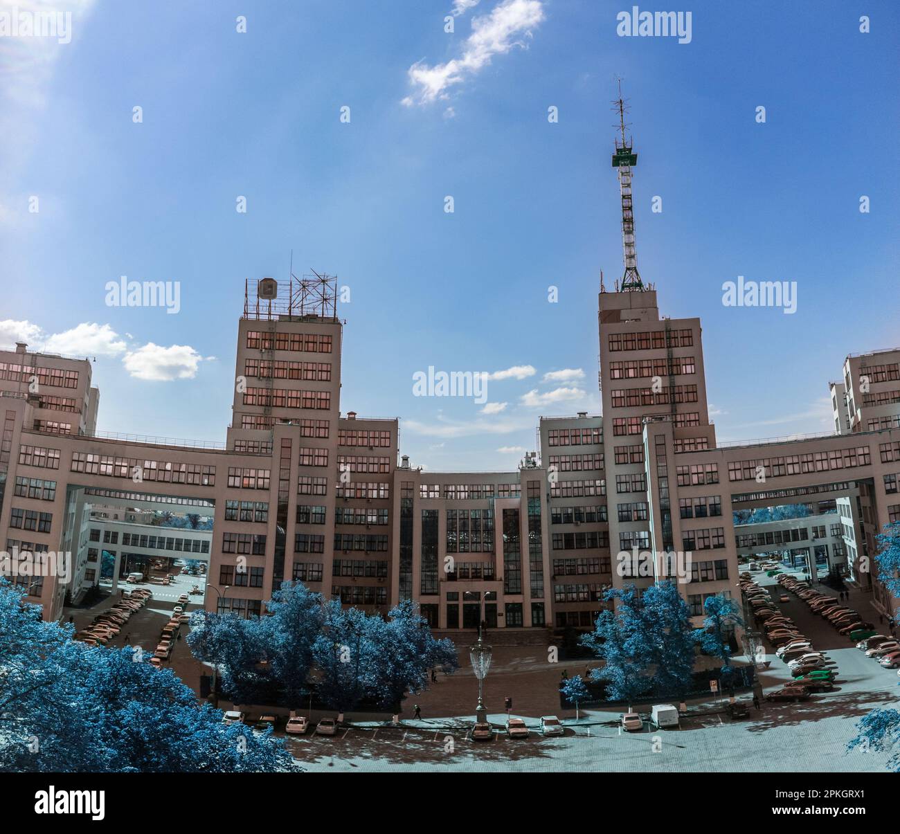 Vista aerea su Derzhprom edificio con cielo blu paesaggio nuvoloso nel centro di Kharkiv, Ucraina. Destinazione dell'architettura. Lente Fisheye a colori Foto Stock