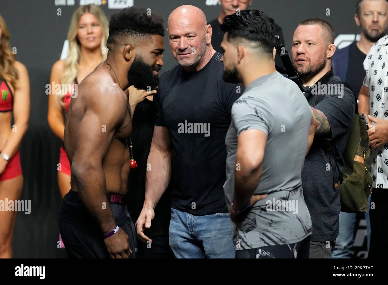 Miami, Florida, MIAMI, FLORIDA, Stati Uniti. 7th Apr, 2023. MIAMI, FLORIDA -7 aprile: (L-R) Chris Curtis e Kelvin Gastelum Face-off dopo le pesate cerimoniali alle UFC287 - Pereira v Adesanya 2 al Kaseya Center il 7 aprile 2023 a Miami, Florida (Credit Image: © Louis Grasse/PX Imagens via ZUMA Press Wire) SOLO PER USO EDITORIALE! Non per USO commerciale! Credit: ZUMA Press, Inc./Alamy Live News Foto Stock