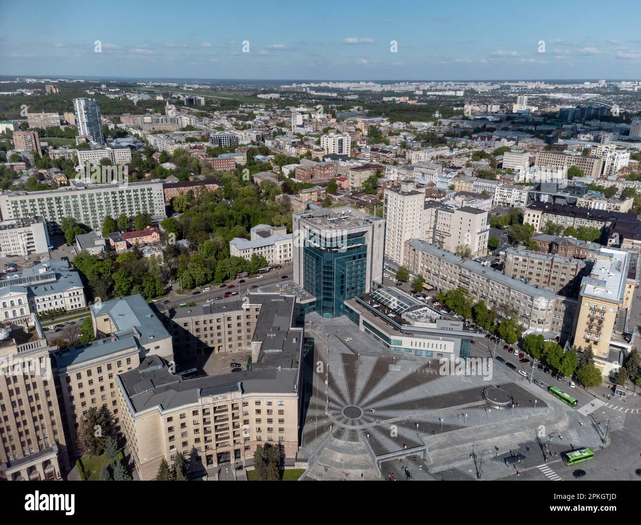 Vista aerea della città sulla piazza moderna e l'hotel vicino Karazin National University edificio nord sulla piazza della libertà in primavera Kharkiv, Ucraina Foto Stock