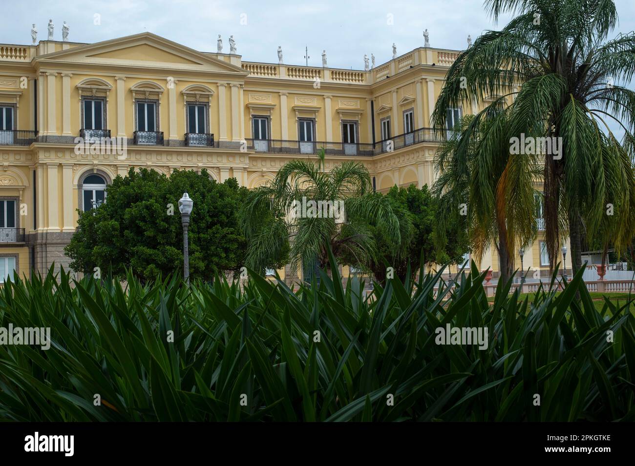 Rio, Brasile - 07 aprile 2023, Quinta da Boa Vista è un parco comunale nel quartiere Imperiale di Sao Cristovao, vista del museo nazionale che è u Foto Stock