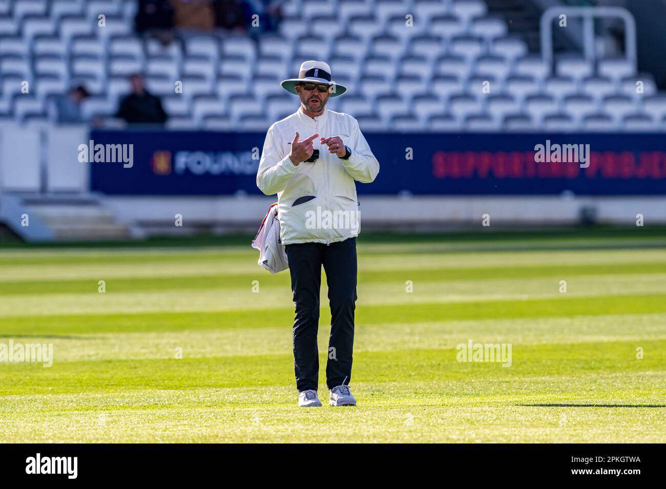 LONDRA, REGNO UNITO. 07 aprile 2023. Umpire Richard Illingworth durante LV=Insurance County Championship Middlesex v Essex al Lord's Cricket Ground venerdì 07 aprile 2023 a LONDRA INGHILTERRA. Credit: Taka Wu/Alamy Live News Foto Stock