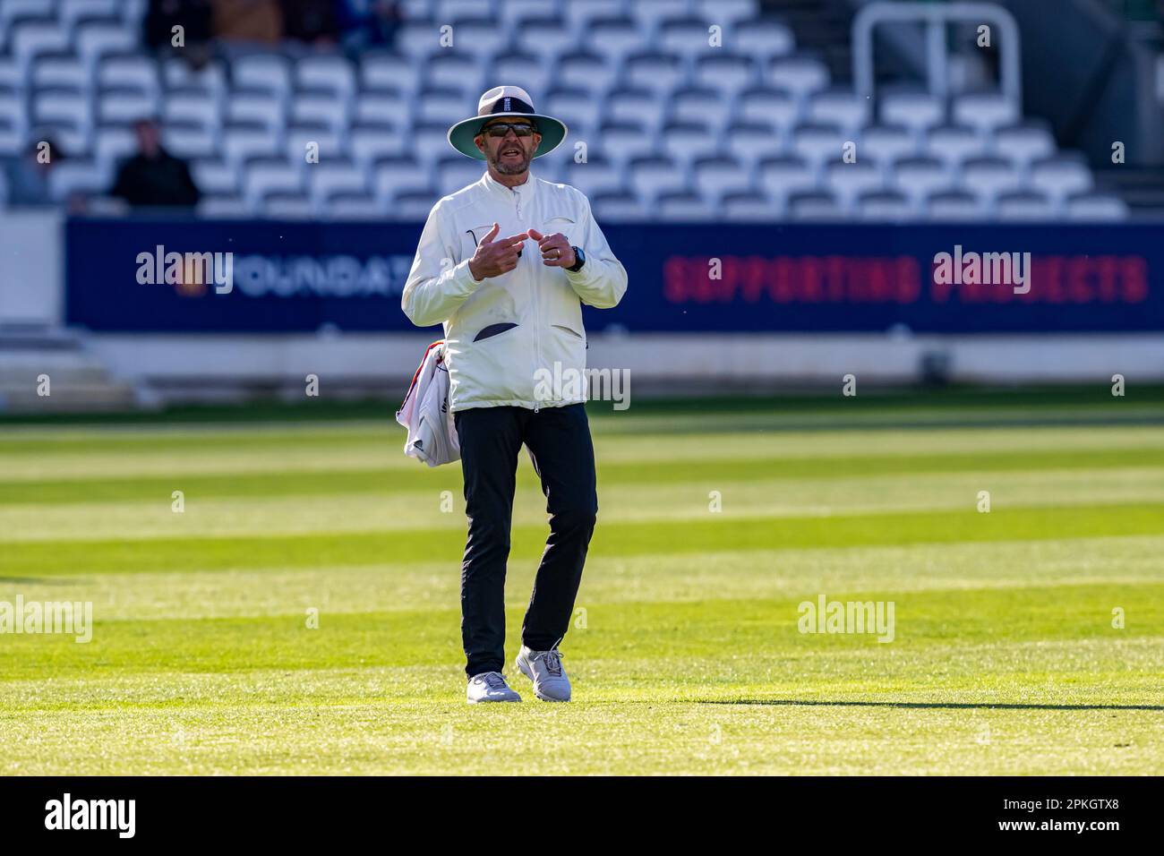 LONDRA, REGNO UNITO. 07 aprile 2023. Umpire Richard Illingworth durante LV=Insurance County Championship Middlesex v Essex al Lord's Cricket Ground venerdì 07 aprile 2023 a LONDRA INGHILTERRA. Credit: Taka Wu/Alamy Live News Foto Stock