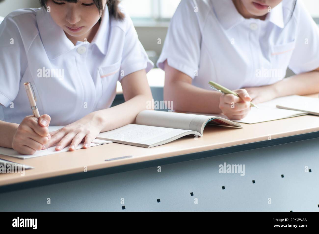 Uno studente di infermieristica che studia Foto Stock