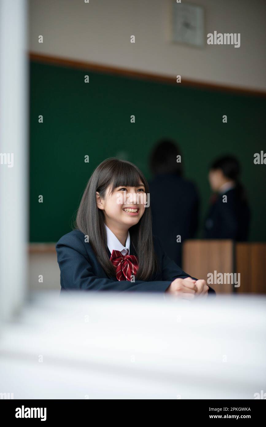 Studentessa sorridente in classe Foto Stock