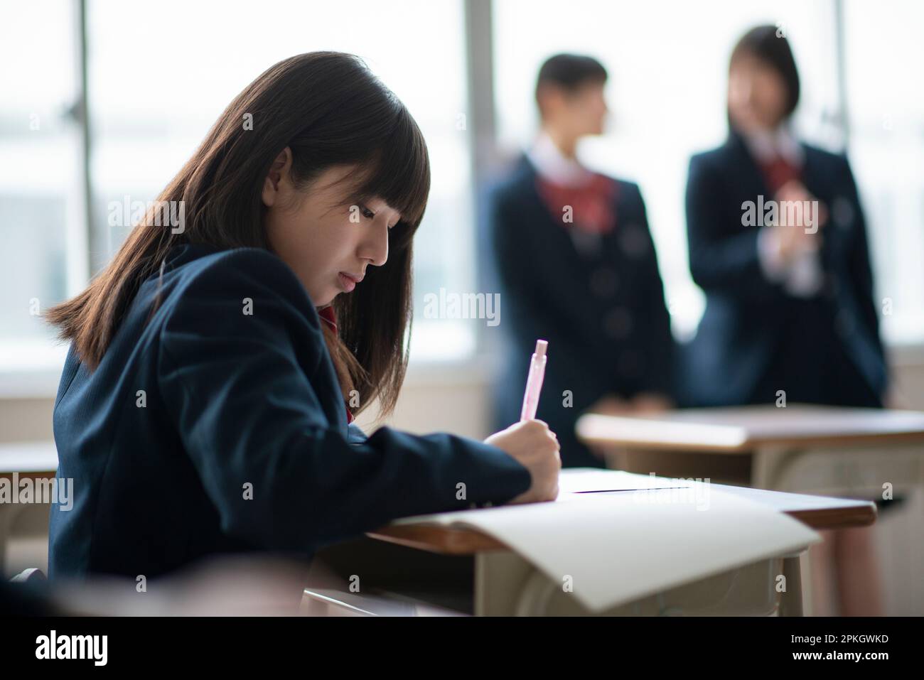 Studente di sesso femminile che studia in classe Foto Stock