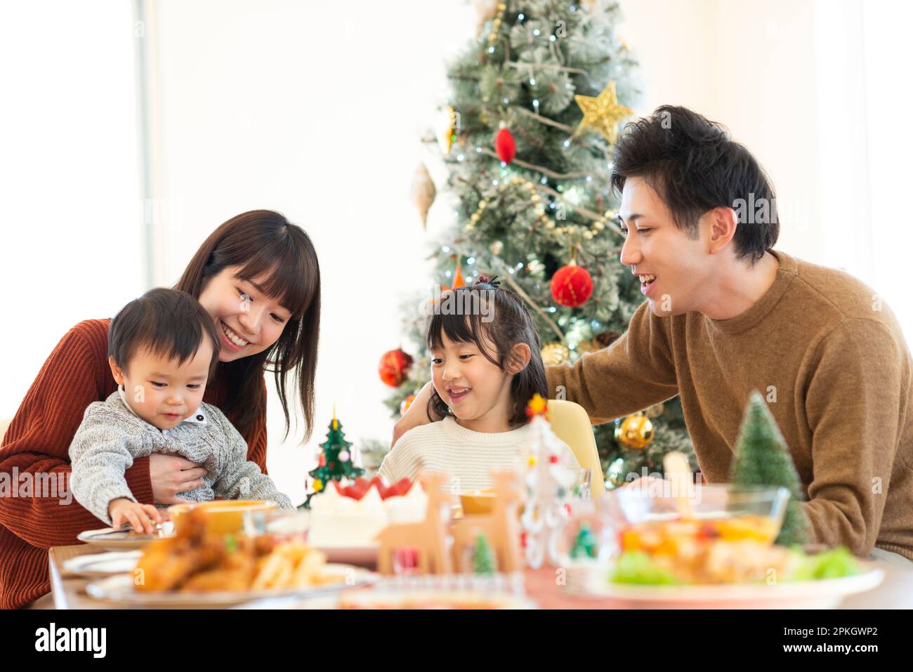 Famiglia che ha una festa di Natale Foto Stock