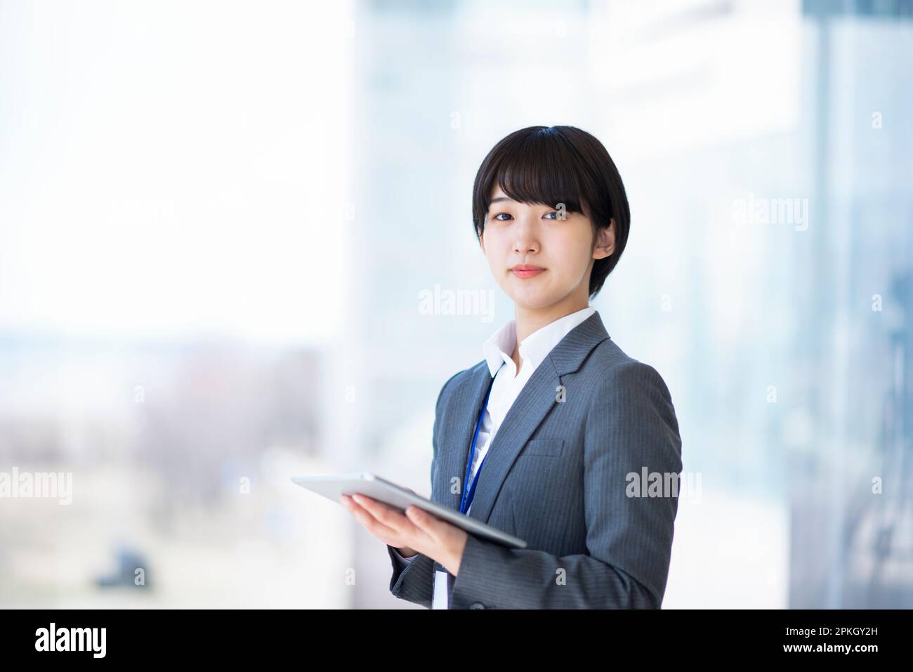 Donna d'affari con un tablet PC e un aspetto serio Foto Stock