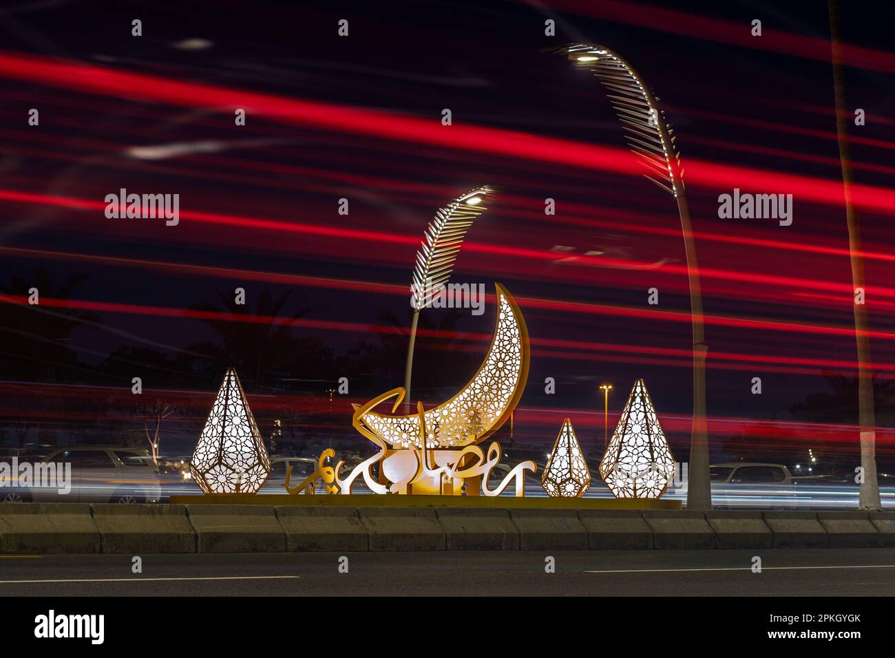 Bella decorazione Ramadan con luci a Doha Corniche Road Foto Stock