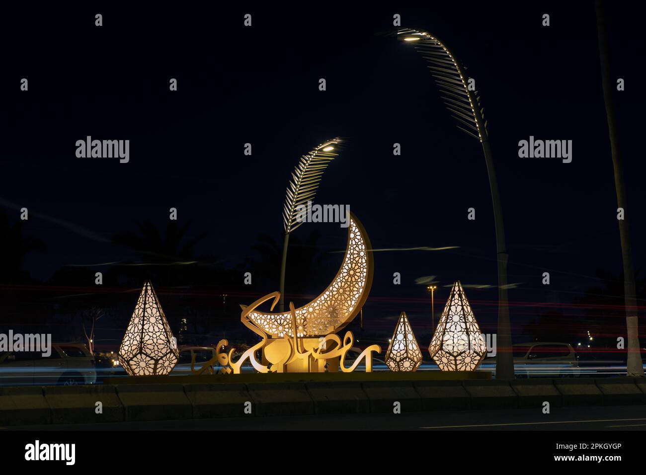 Bella decorazione Ramadan con luci a Doha Corniche Road Foto Stock