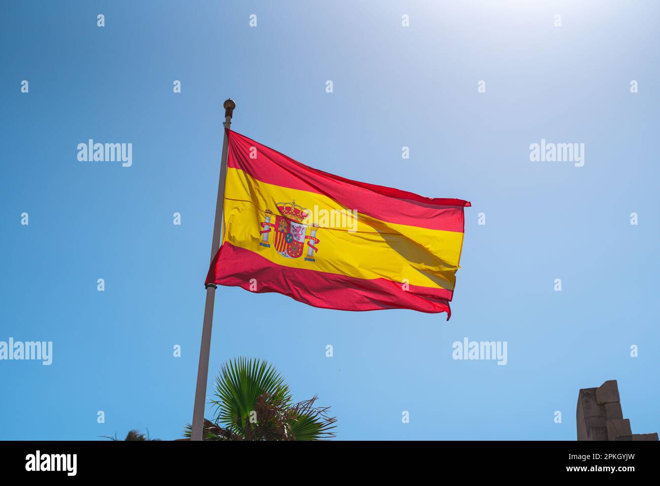 grande bandiera spagnola contro il cielo Foto Stock