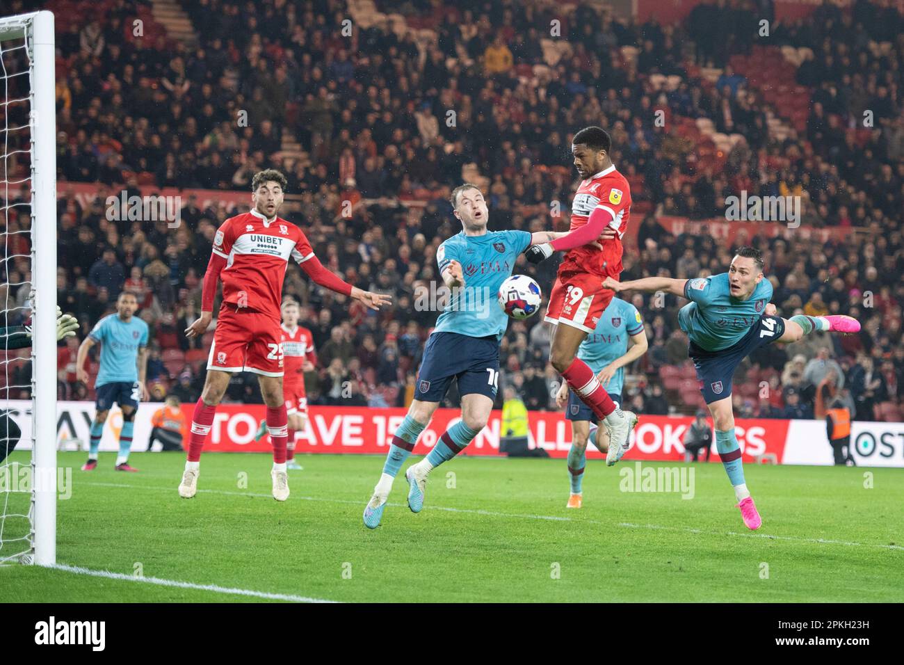 Chuba Akpom di Middlesbrough dirige la palla ma non può dirigerla verso il gol durante la partita del campionato Sky Bet tra Middlesbrough e Burnley al Riverside Stadium di Middlesbrough venerdì 7th aprile 2023. (Foto: Trevor Wilkinson | MI News) Foto Stock