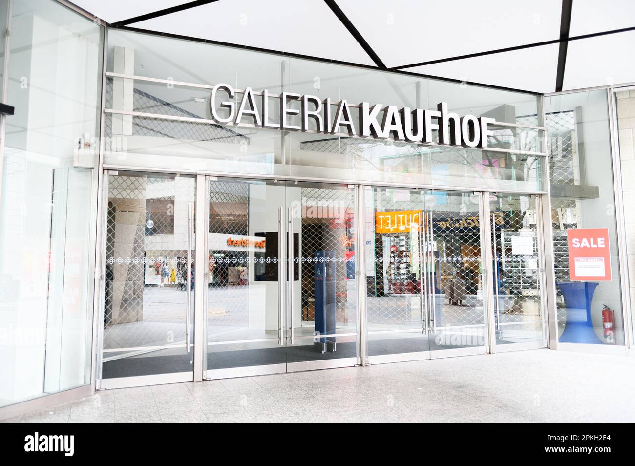Colonia, Germania 02 2023 aprile: Porte d'ingresso chiuse del grande magazzino galeria kaufhof a colonia Foto Stock