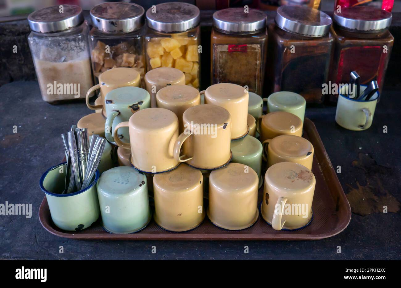 Vecchie e vintage tazze di smalto in un ristorante tradizionale a Yogyakarta, Indonesia Foto Stock