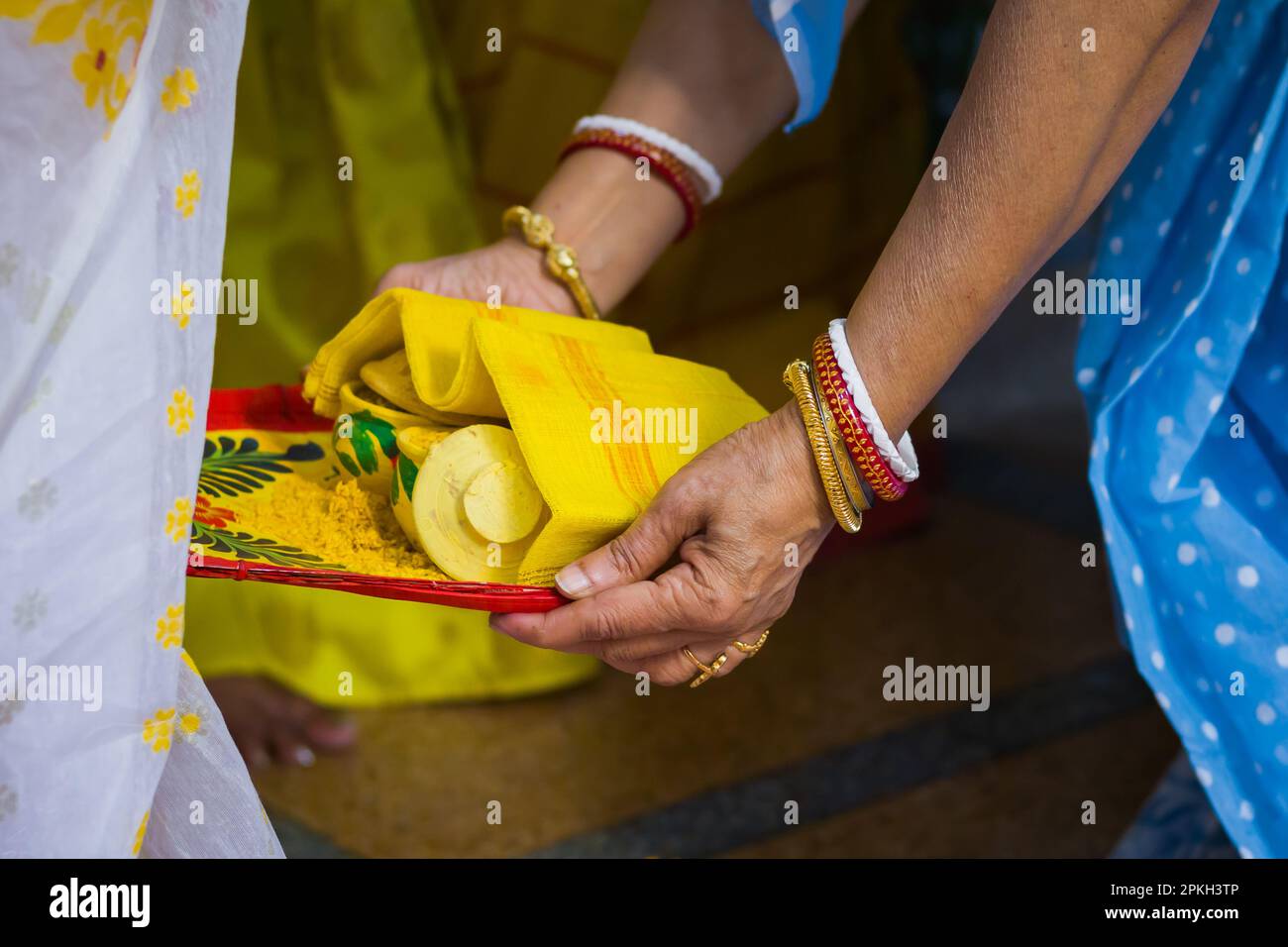 Il rituale di Varan o boro è eseguito durante le nozze indù o la puja dalla donna tradizionale bengalese che indossa il sankha. Il dala del boro è un kulo o un bamboo decorato Foto Stock