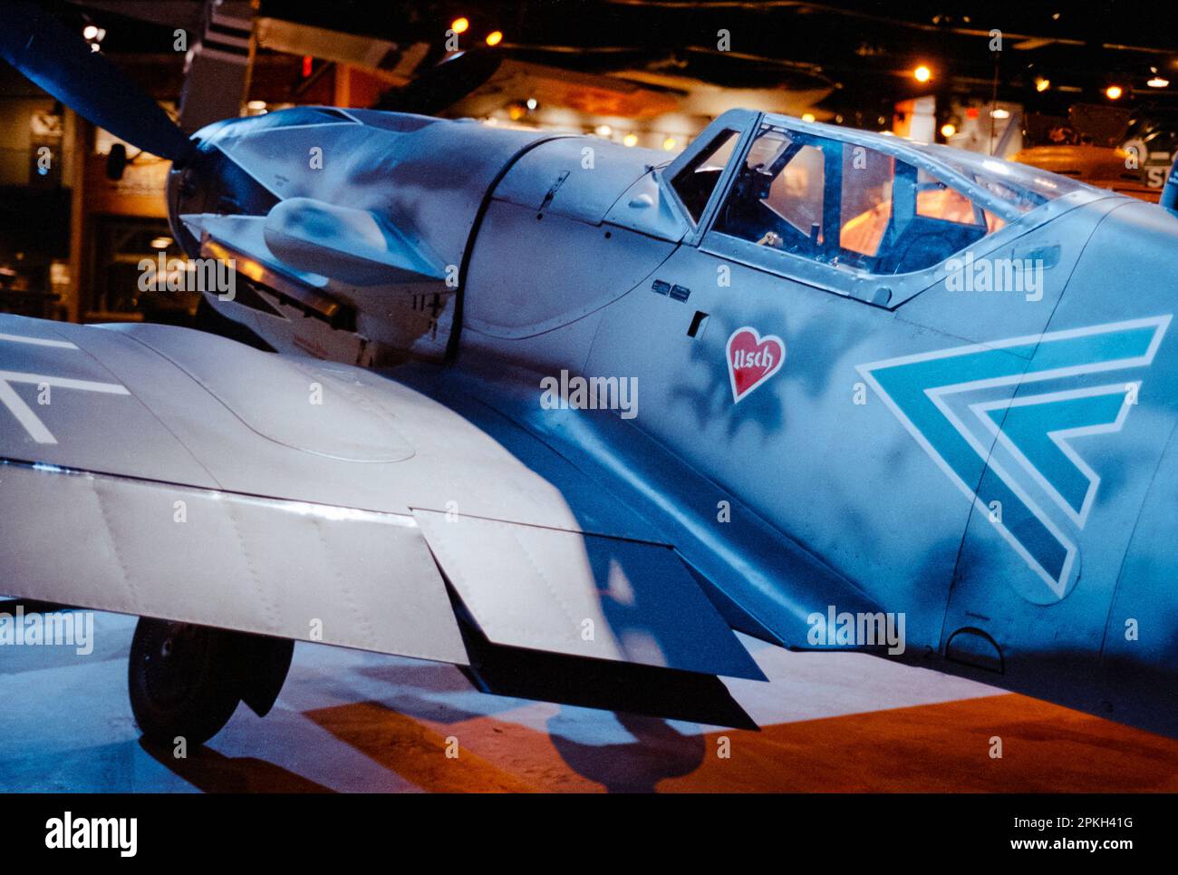 Un bellissimo aereo tedesco me-109 Messerschmitt vintage blu con motori Daimler-Benz DB 605 in mostra all'American Heritage Museum di Hudson, Mass Foto Stock