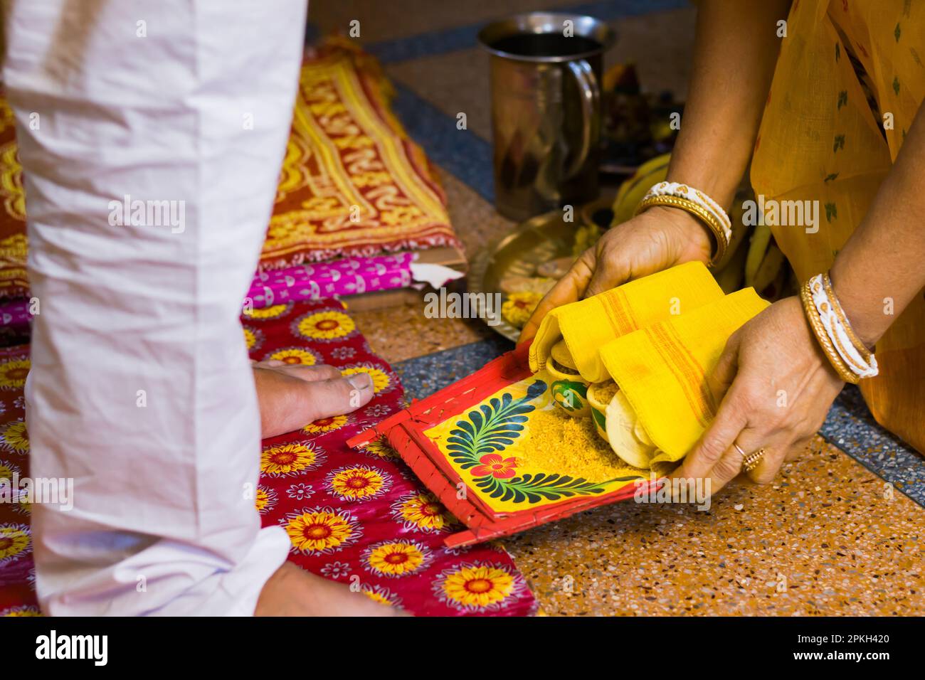 Il rituale di Varan o boro è eseguito durante il matrimonio indù o la puja dalla donna tradizionale bengalese che indossa il sankha. Il boron dala è un kulo decorato o un bam Foto Stock