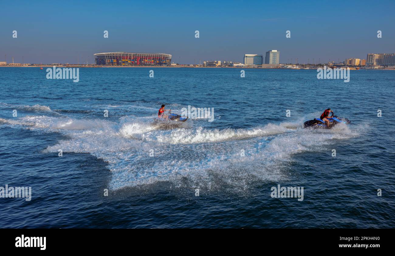 Il Corniche e' un popolare luogo di esercizi noto per le fantastiche passeggiate, gli sport acquatici, le gare tradizionali di dhow e molto altro Doha Qatar 08-04-2023 Foto Stock