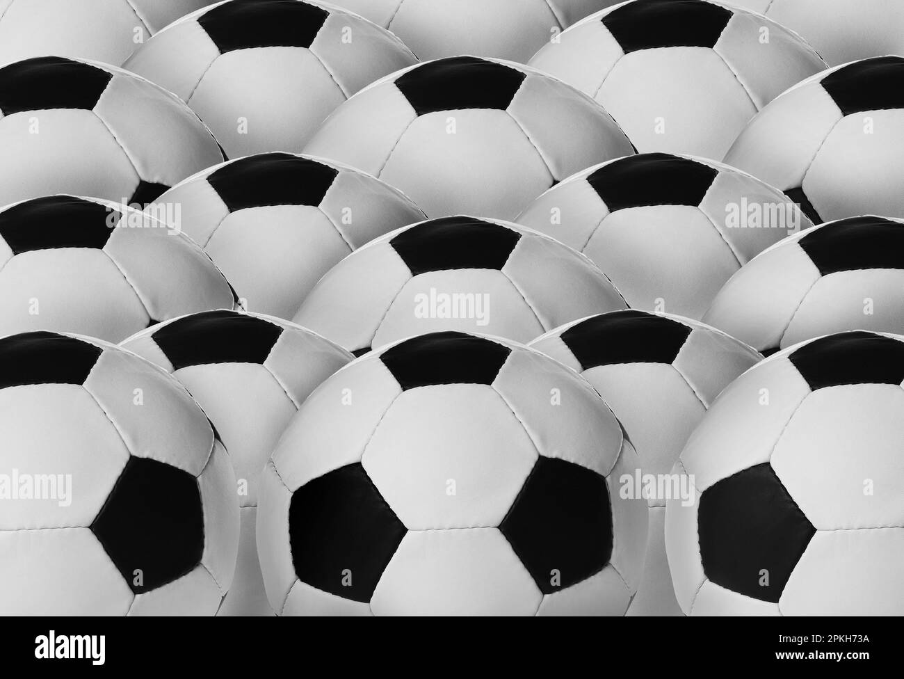 Molte nuove palle da calcio come sfondo, primo piano Foto Stock