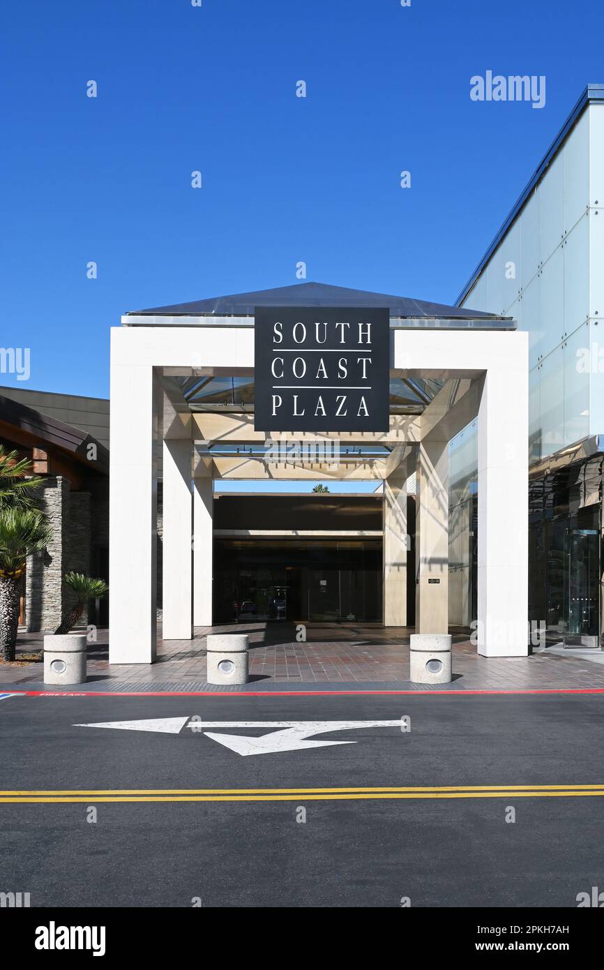 COSTA MESA, CALIFORNIA - 4 Apr 2023: Cartello South Coast Plaza sopra l'entrata del Mall. Foto Stock