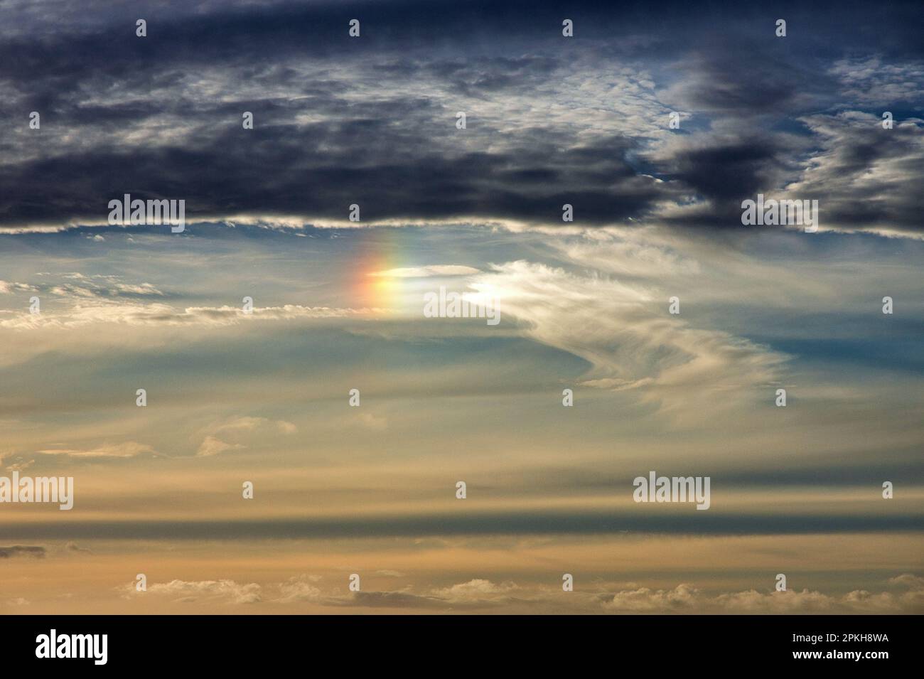 Cielo tramonto con rainbow di luce. Foto Stock