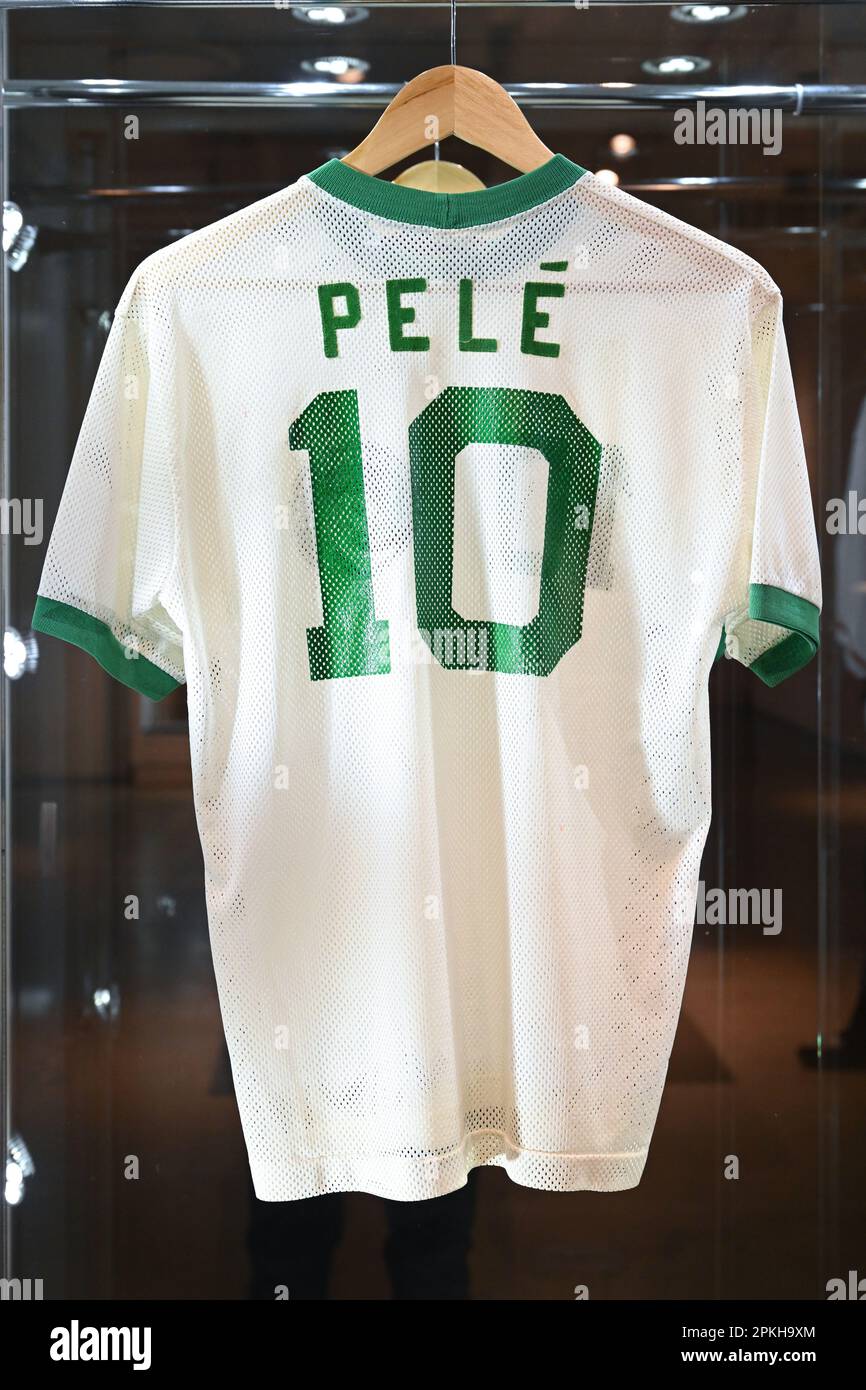 Pele 1975 New York Cosmos 'Triumphant debutch' Match maglia indossata in  mostra durante IL VICTORIAM, una speciale collezione in due parti curata di  manufatti sportivi Foto stock - Alamy