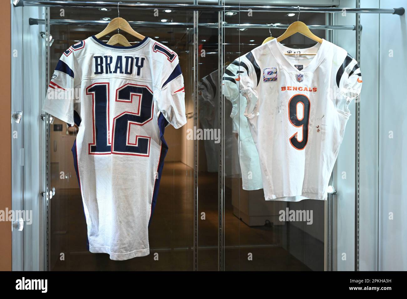 Il gioco Tom Brady 2004 New England Patriots indossava l'uniforme completa e il gioco Joe Burrow indossava la maglia in mostra durante IL VICTORIAM, uno speciale cool in due parti curato Foto Stock