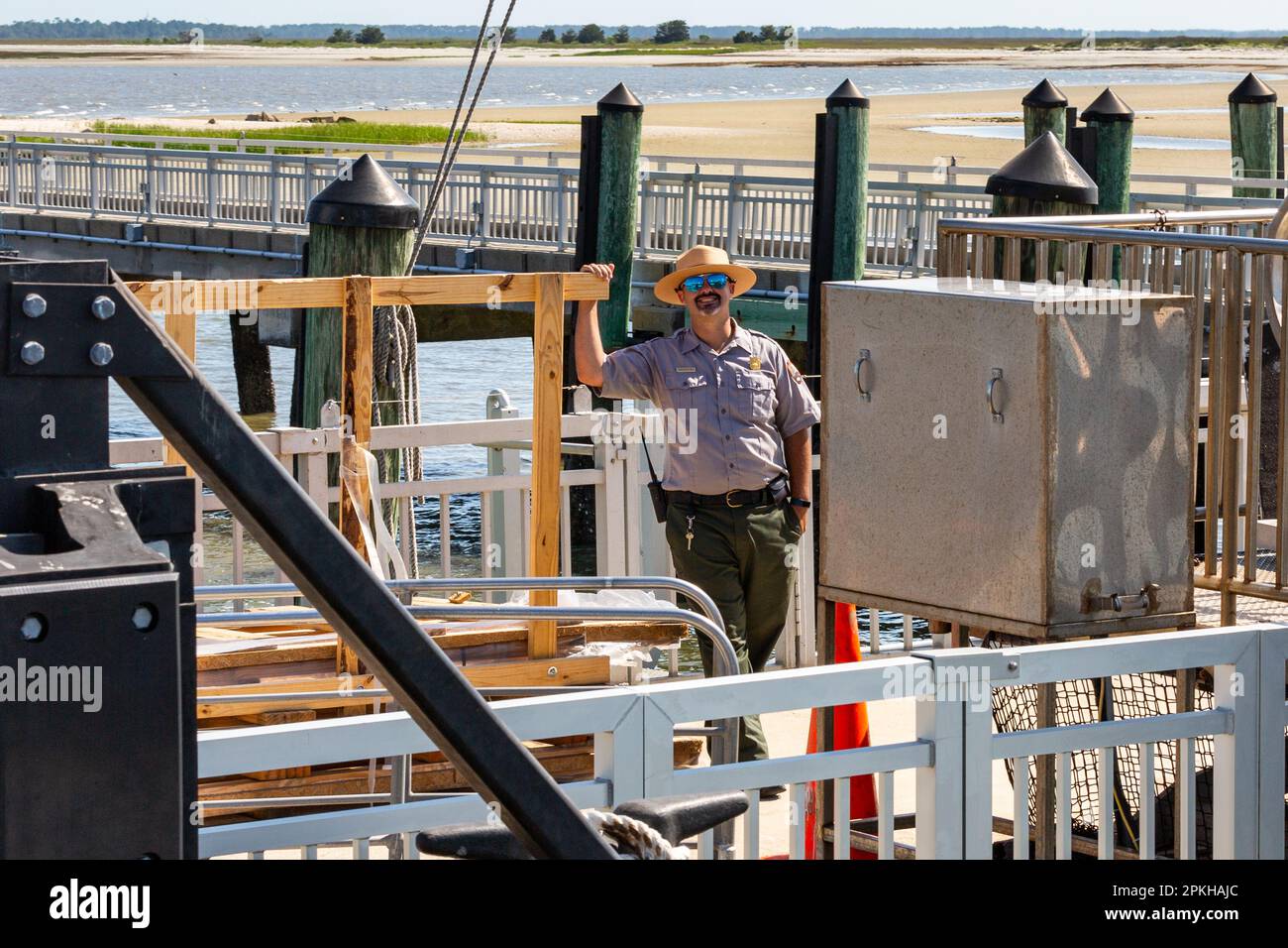 Un Park Ranger sorride per una foto al Fort Sumter National Monument di Charleston, South Carolina, USA. Foto Stock