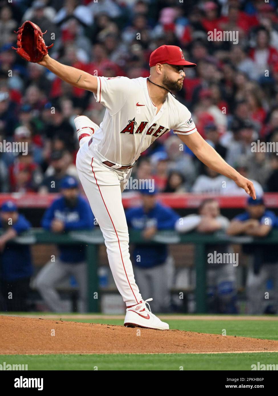 ANAHEIM, CA - APRIL 07: Los Angeles Angels pitcher Patrick Sandoval (43) pitching during an MLB baseball game against the Toronto Blue Jays played on April 7, 2023 at Angel Stadium in Anaheim, CA. (Photo by John Cordes/Icon Sportswire) (Icon Sportswire via AP Images) Foto Stock