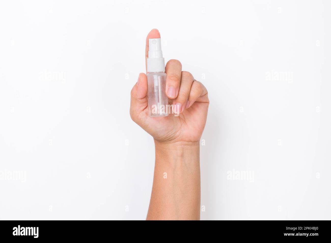 Flacone cosmetico per mano femmina o spray antisettico per mani istantaneo isolato su sfondo bianco. Foto Stock
