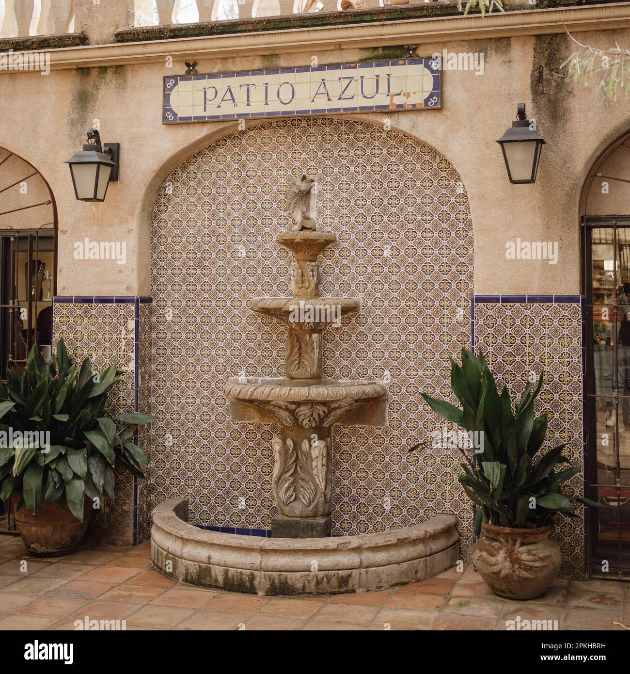 Fontana e piante con patio Azul segno, Tlaquepaque, Sedona, Arizona Foto Stock