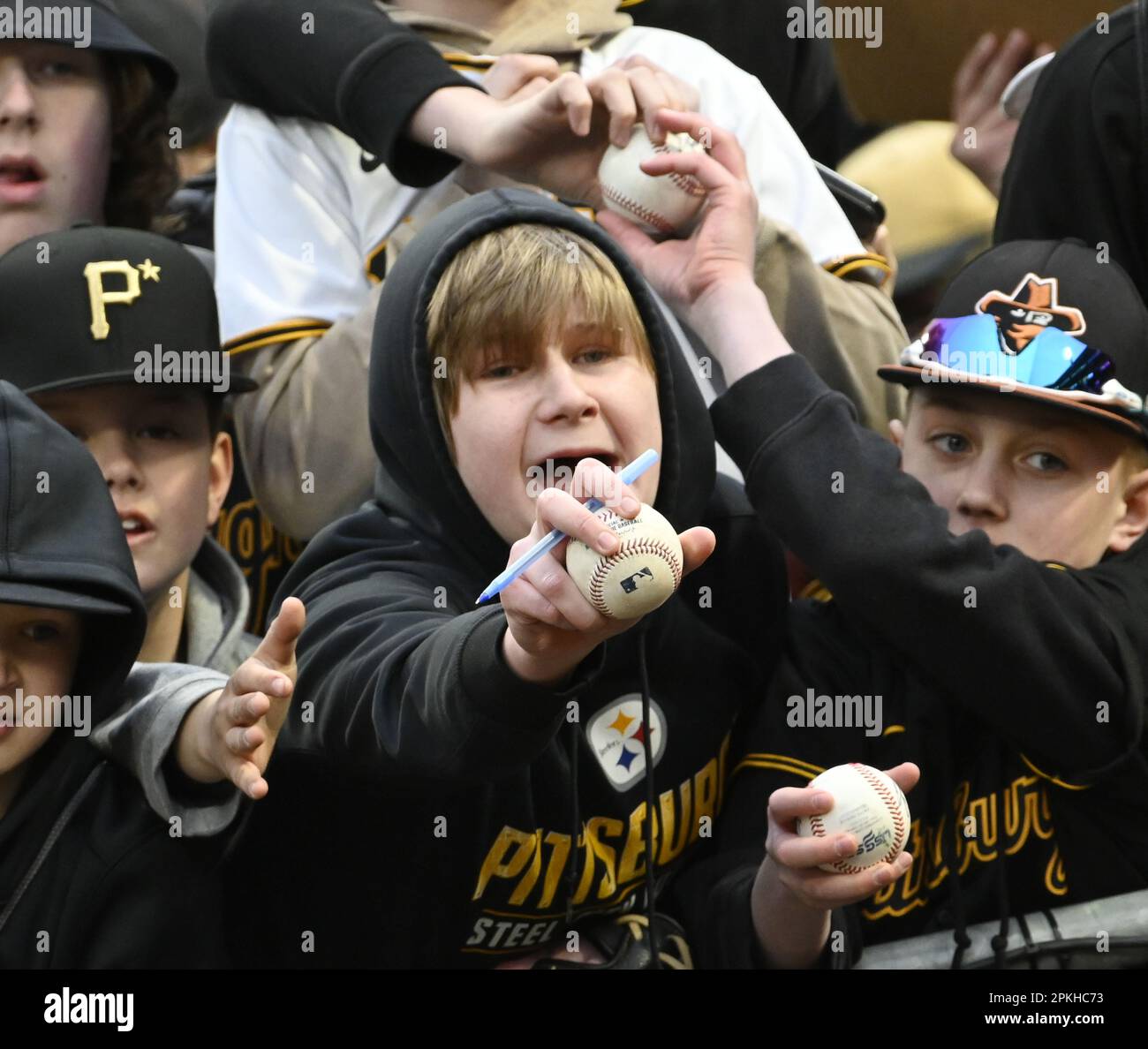 I giovani appassionati di Pittsburgh Pirates hanno chiesto autografi dopo la vittoria del 13-9 contro il Chicago White Sox al Pirates Home Opener al PNC Park venerdì 7 aprile 2023 a Pittsburgh. Foto di Archie Carpenter/UPI Foto Stock