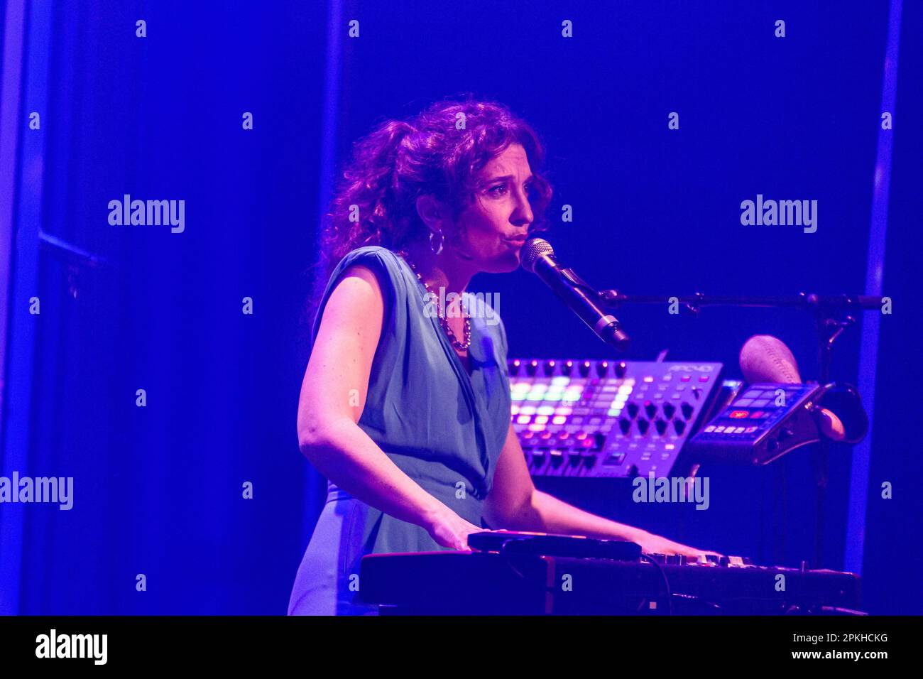 Parigi, Francia. 05th Apr, 2023. La cantante francese Sophie Maurin ha visto durante una performance del suo secondo album 'Longitude' al Cafe de la Danse di Parigi. Credit: SOPA Images Limited/Alamy Live News Foto Stock