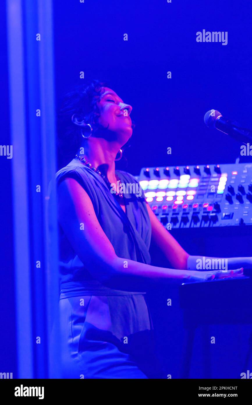 Parigi, Francia. 05th Apr, 2023. La cantante francese Sophie Maurin ha visto durante una performance del suo secondo album 'Longitude' al Cafe de la Danse di Parigi. (Foto di Telmo Pinto/SOPA Images/Sipa USA) Credit: Sipa USA/Alamy Live News Foto Stock
