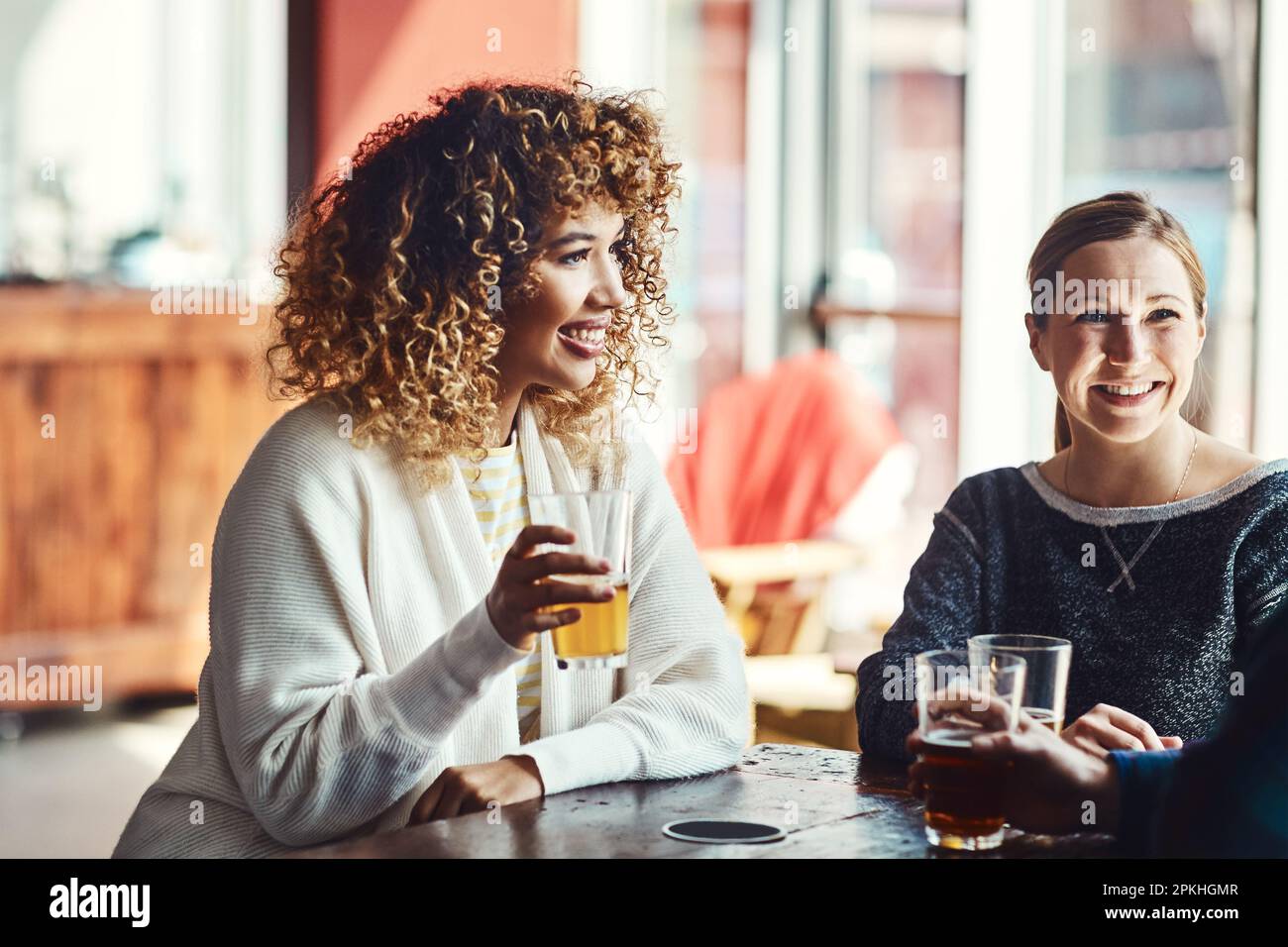 Sorridere, è il fine settimana. gli amici si gustano delle birre in un bar. Foto Stock
