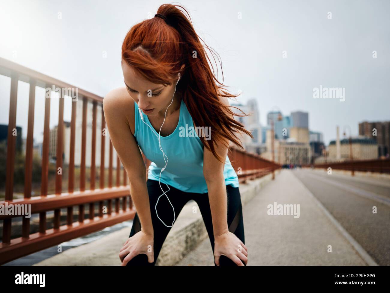 Un progresso lento è meglio che nessun progresso. una giovane donna sportiva che fa una pausa mentre corre in città. Foto Stock