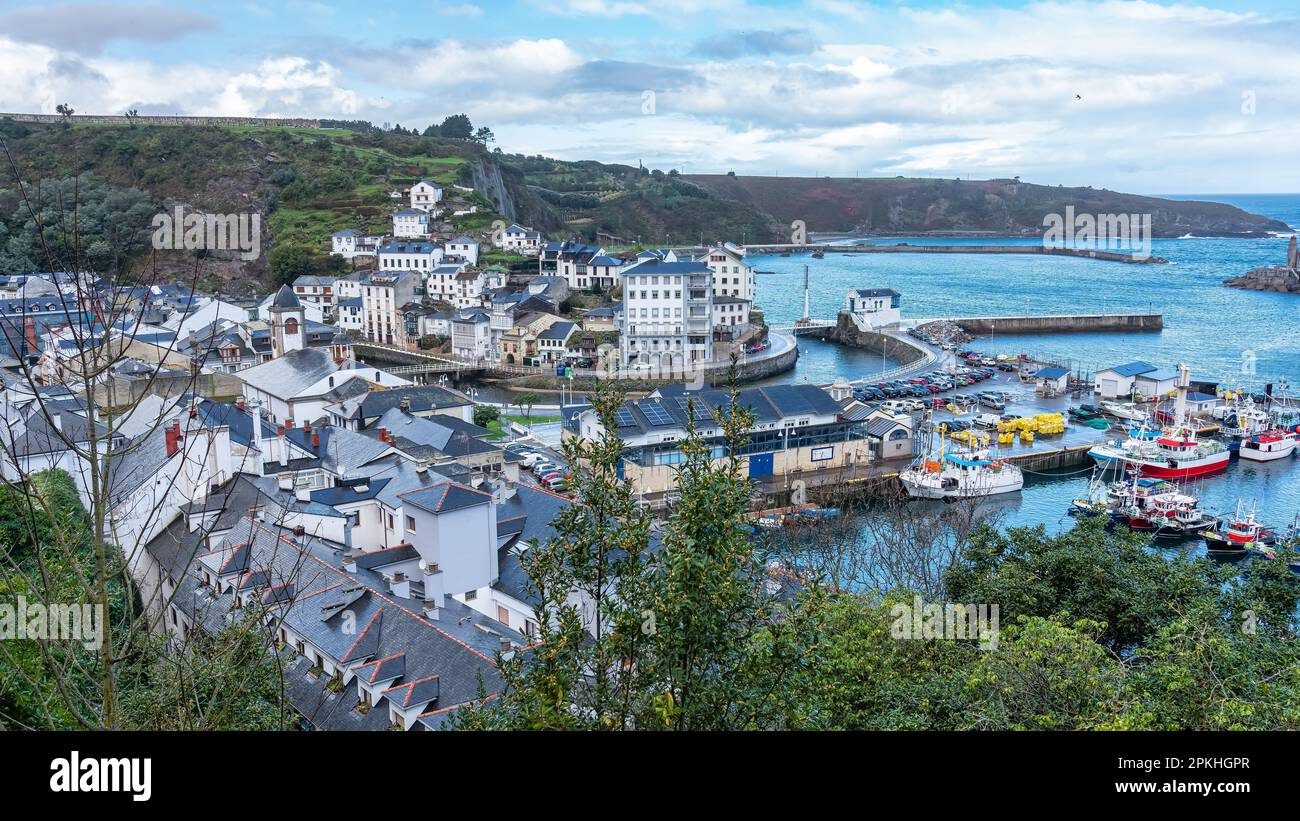 Città turistica di Luarca nelle Asturie con il suo porto di pescatori con barche dai colori vivaci, Spagna. Foto Stock