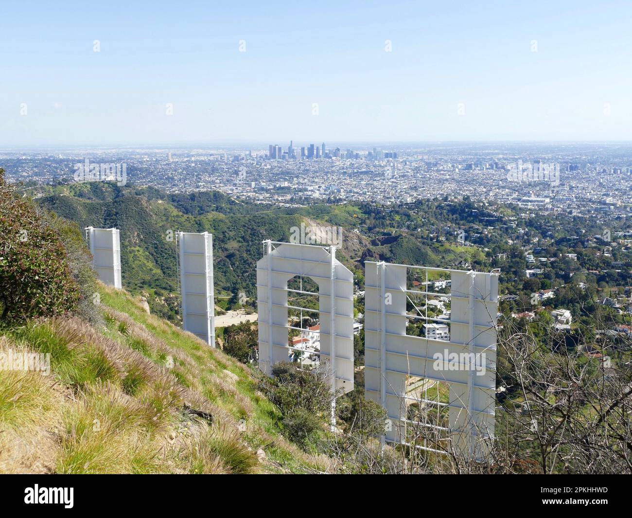 Los Angeles, Stati Uniti. 07th Mar, 2023. Particolare della scritta Hollywood e vista di Los Angeles. Credit: Barbara Munker/dpa/Alamy Live News Foto Stock