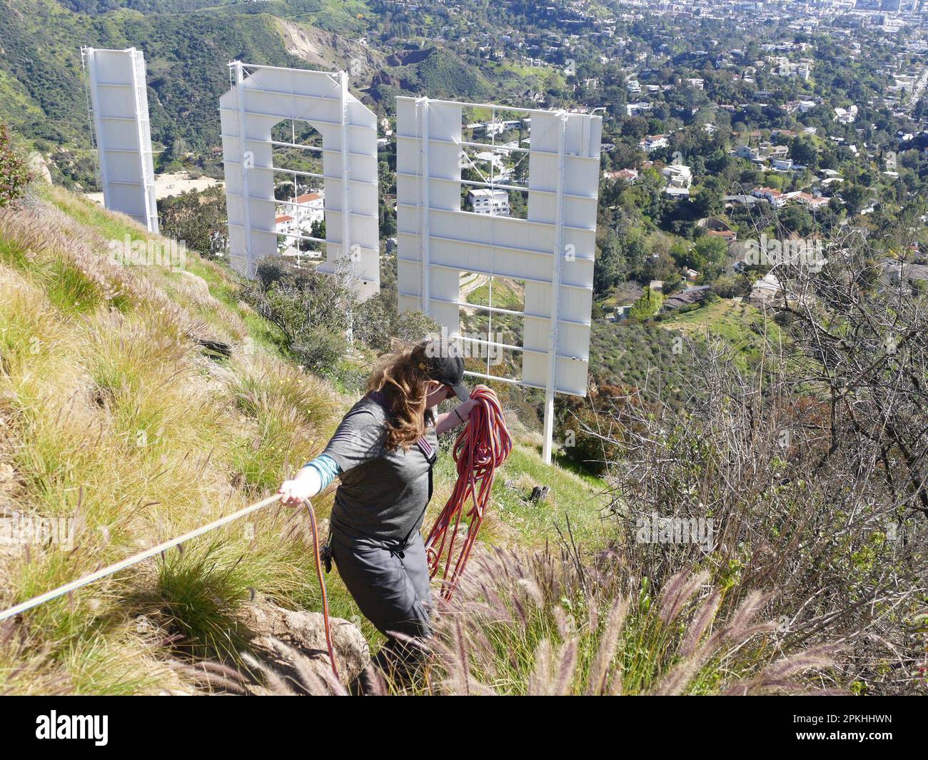 Los Angeles, Stati Uniti. 07th Mar, 2023. Diana Wright, guida per l'Hollywood Sign Trust, conduce un gruppo lungo il ripido canyon fino alle lettere mentre si tiene la corda durante una visita al sito. Credit: Barbara Munker/dpa/Alamy Live News Foto Stock