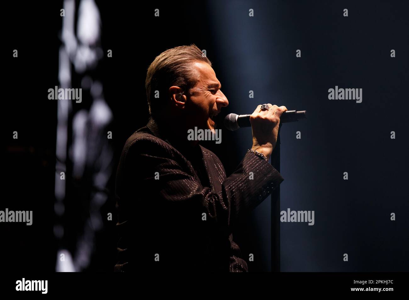 La cantante Dave Gahan della Depeche Mode si esibisce sul palco durante il "Memento Mori" Tour Foto Stock