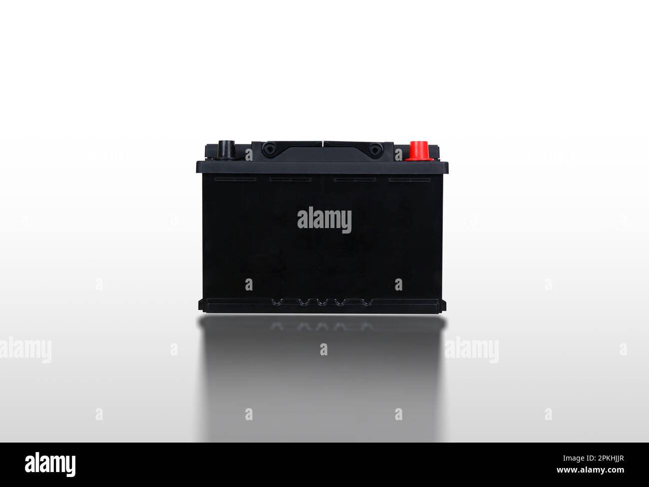Primo piano davanti alla batteria dell'auto isolato su sfondo bianco con riflesso, percorso di ritaglio incluso. Foto Stock