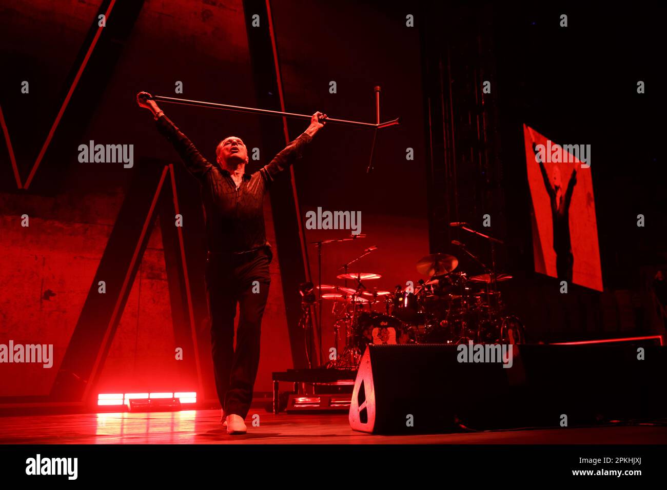 Dave Gahan, cantante dei Depeche Mode, indossa un supporto per microfono mentre si esibisce sul palco durante il "Memento Mori" Tour Foto Stock