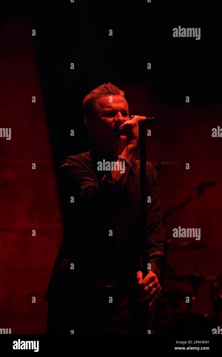 La cantante Dave Gahan della Depeche Mode si esibisce sul palco durante il "Memento Mori" Tour Foto Stock