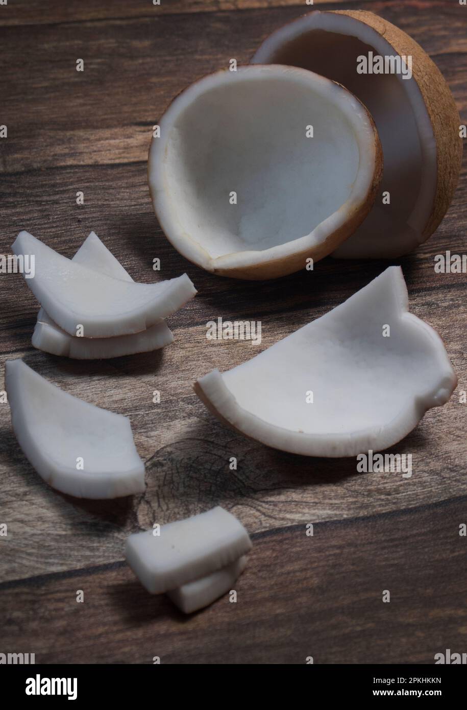 Frutta di cocco, può essere consumata direttamente o trasformata in olio di cocco e latte di cocco Foto Stock